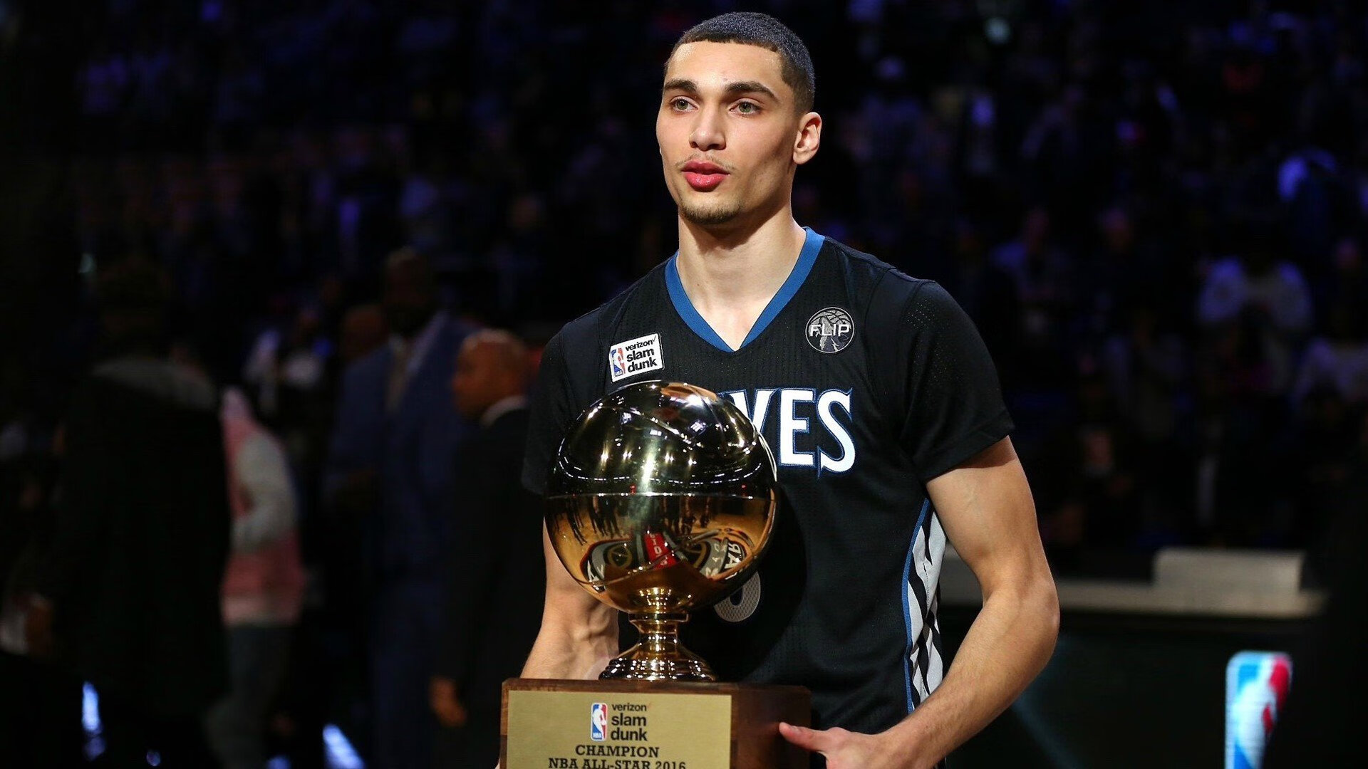 彩虹雷射兔幸运内裤重出江湖!山本由伸翻译笑:没洗引发年度爆笑潮流