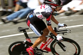 开云备用-新款滑雪服设计亮点，适应极寒环境保证运动员温暖与灵活，滑雪服装